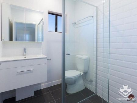 two beds two bathrooms with car garage - Photo 2