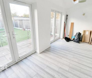 3 bedroom end of terrace house to rent - Photo 3