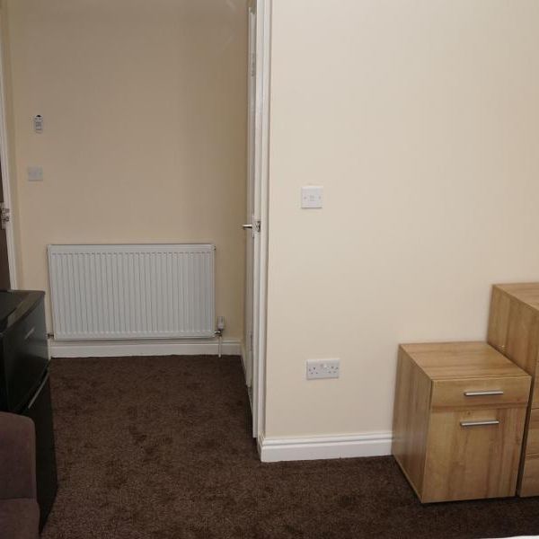 1 bedroom in a house share to rent - Photo 1
