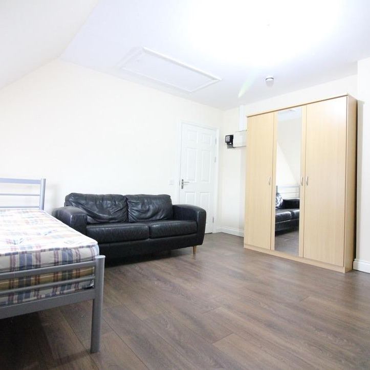 Hatton Road, Feltham - Photo 1