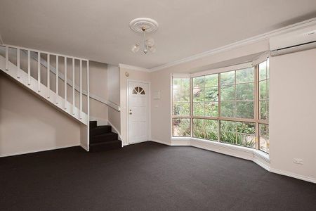 Spacious Townhouse Living! - Photo 2