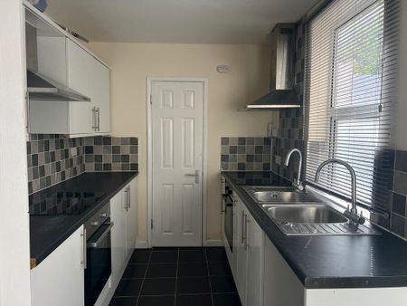 1 bedroom in a house share to rent - Photo 3