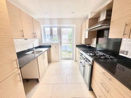 3 bedroom terraced house to rent - Photo 4