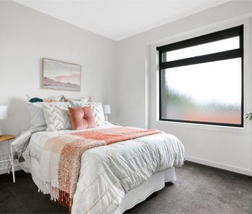 Stylish modern townhouse with rear deck - Photo 4