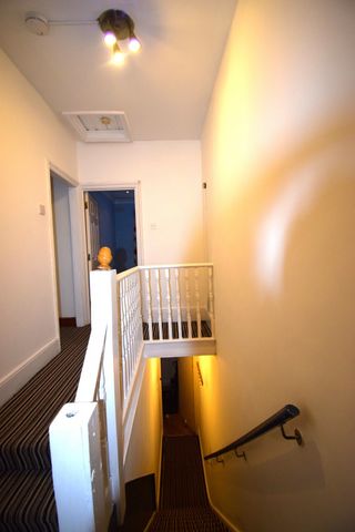 Two bedroom First floor flat close to seven king station- £1900 pcm - Photo 5