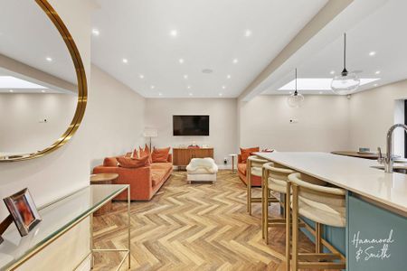 4 bedroom end of terrace house to rent - Photo 2