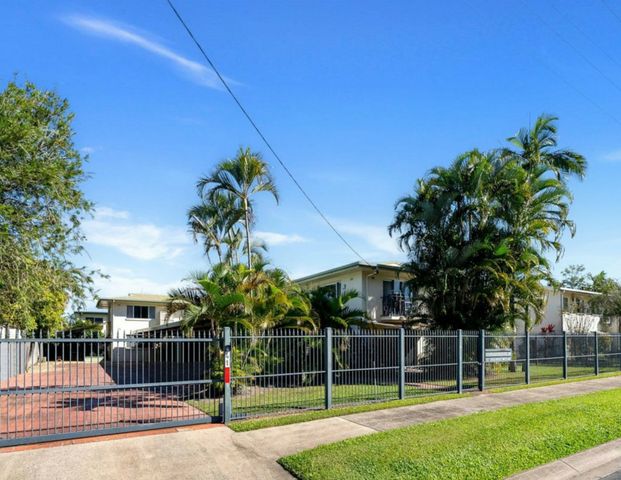 GROUND FLOOR UNIT IN SMALL COMPLEX!! - Photo 1