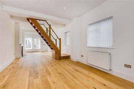 3 bedroom house in Chiswick - Photo 2