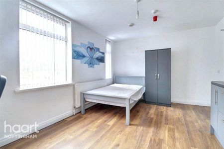 1 bedroom in a house share to rent - Photo 2