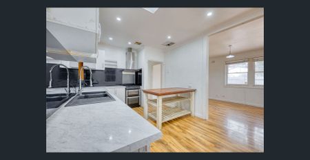 Spacious 3 Bedroom 1 Bathroom Home in Prime Location - Photo 5