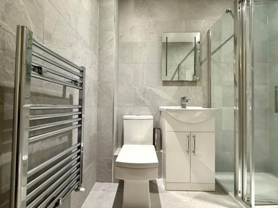 Avebury Boulevard, Milton Keynes - Photo 1