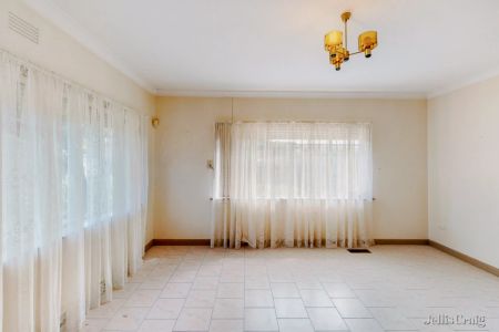 3 Bed, 1 Bath - Photo 2