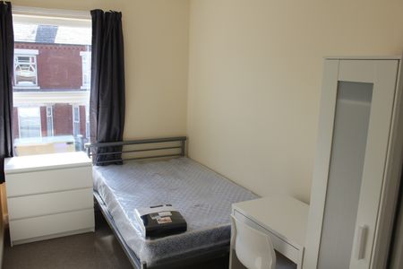 Room in a Shared House, Fairbank Avenue, M14 - Photo 3