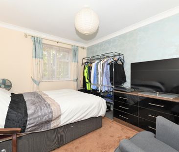 Vesey Close, Farnborough, Hampshire, GU14 - Photo 4