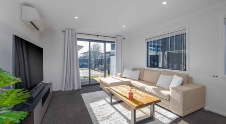 Trendy townhouse overlooks reserve - Photo 4
