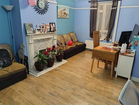 5 Bed Semi-Detached House, Abbey Drive, LU2 - Photo 2