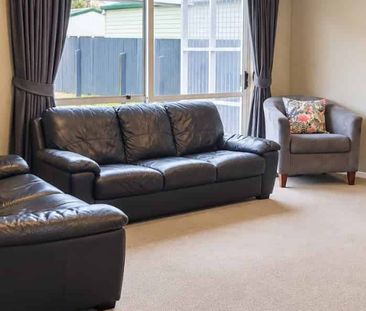 Three bedroom family home on large section! - Photo 1
