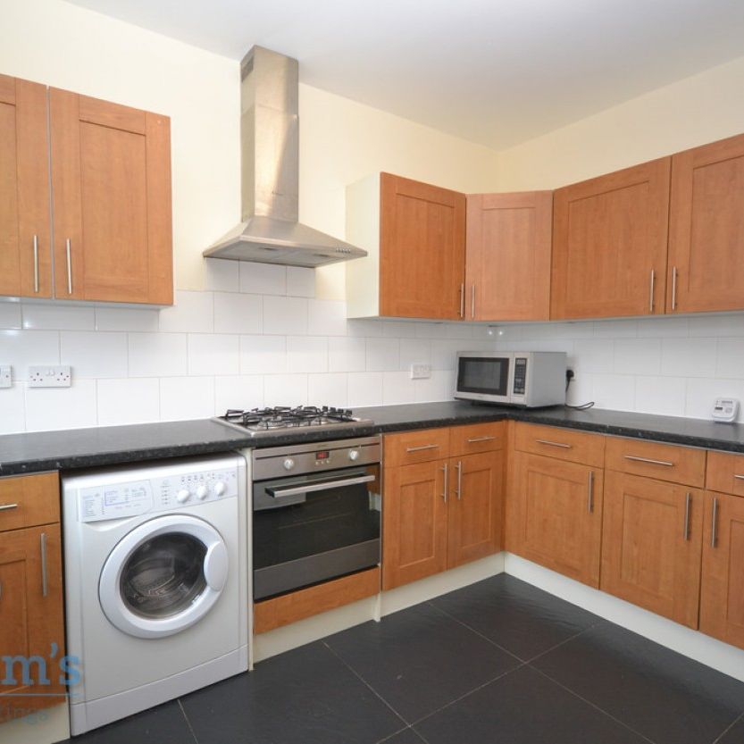 3 bed Flat for Rent - Photo 1