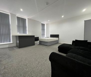 1 bedroom in a flat share to rent - Photo 3