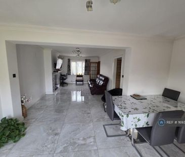 3 bedroom semi-detached house to rent - Photo 2