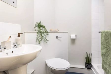 Extra Large High Double Ensuite - Photo 5