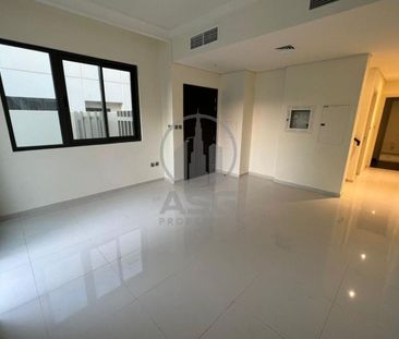 Singal Row | 3 Bed+ Maid Room| private Garden - Photo 6