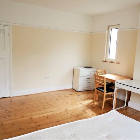 1 bedroom in a house share to rent - Photo 3