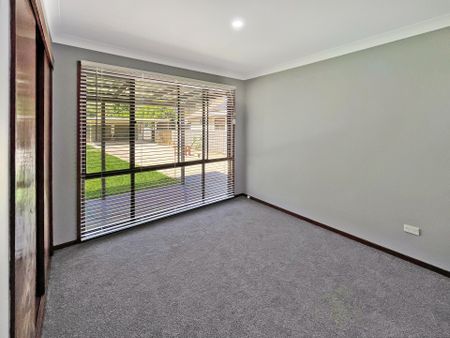 TRADIES DELIGHT! IMMACULATELY PRESENTED HOME - Photo 2