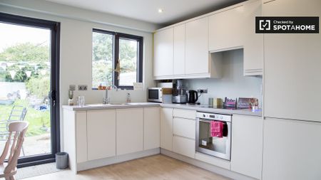 Room for rent in bright 2-bedroom home in Terenure, Dublin - Photo 4