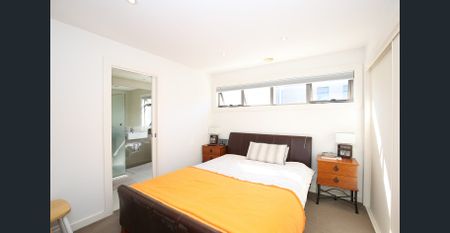 Large Two Bedroom Townhouse in Central Doncaster Location! - Photo 2