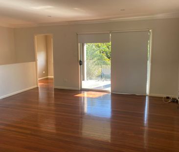 2-LEVEL CONTEMPORARY DUAL LIVING HOME LOCATED IN LEAFY CARINA HEIGHTS! - Photo 1