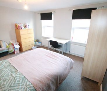 6 Bed Terraced House, Grange Avenue, RG6 - Photo 2