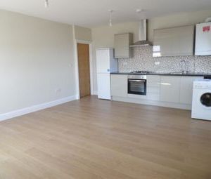 2 Bedrooms Flat to rent in Eastwood Close, South Woodford E18 | £ 323 - Photo 1