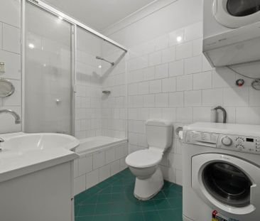 Executive apartment with superb space, light & modern appeal – East... - Photo 6
