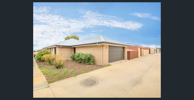 5 Bedroom Home - Be Quick this one wont last long! - Photo 1