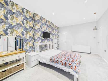 3 bedroom flat to rent - Photo 4