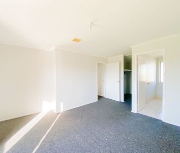 Spacious Two-Storey Home Overlooking Telarah Lagoon - Photo 3