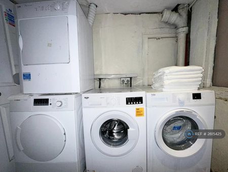 1 bedroom in a house share to rent - Photo 4