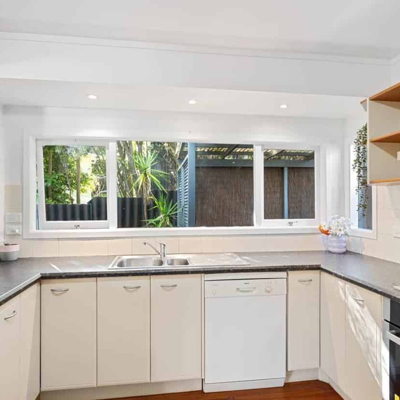 4 Bedroom Family house in Torbay - Photo 1