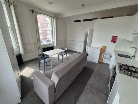 2 bedroom flat to rent - Photo 2