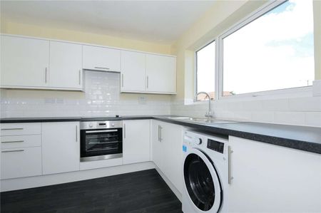 First floor maisonette set over two floors offering three bedrooms in the centre of Sunningdale. - Photo 5