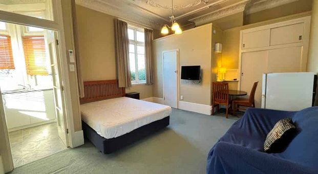 Fully self contained & furnished unit - Photo 1