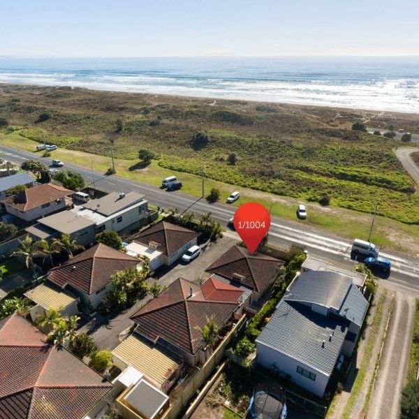 Papamoa Beach Road - Tidy 2 bedroom with garage - Photo 1