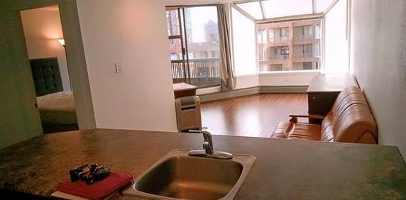 Prime Yaletown location, close to beach, available now - Photo 2