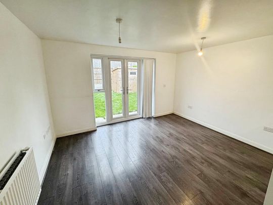 4 bedroom semi-detached house to rent - Photo 1