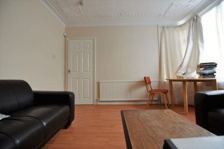 1 bedroom in a house share to rent - Photo 2