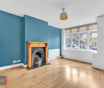 4 bedroom end of terrace house to rent - Photo 1