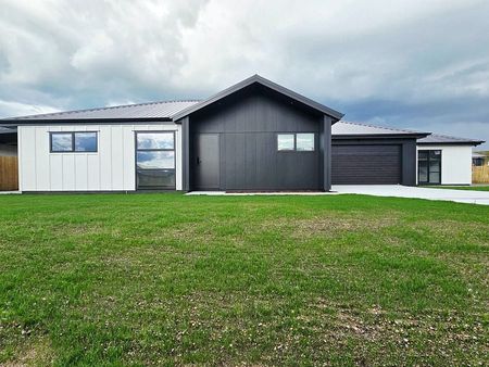 Immaculate new built in sought after Wharewaka - Photo 4