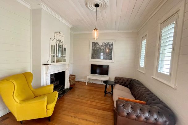 Guyong Cottage In Convenient Location! - Photo 1