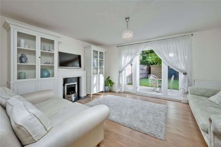 A beautifully presented family home 0.4 miles away from Claygate train station. Further benefitting from off street parking. - Photo 2